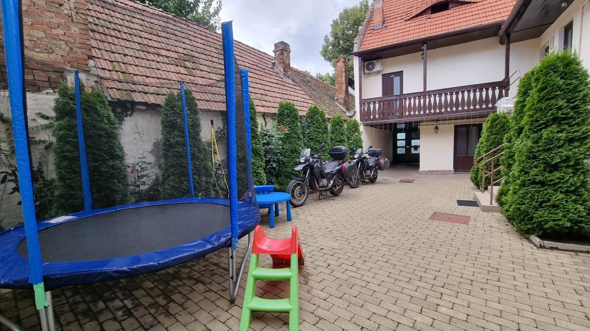 Отель Lindenhaus Сибиу Экстерьер фото
